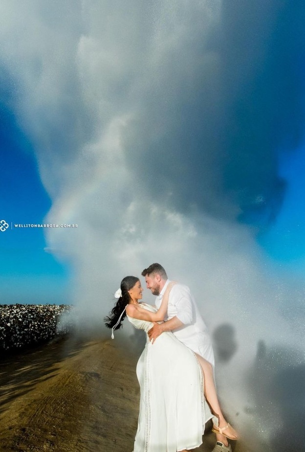  العروسين و المياه تنهمر فوق رأسيهما