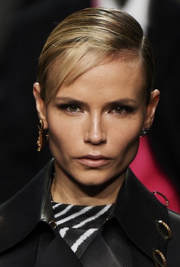 مكياج عيون قوي بدرجات برونزية من Versace