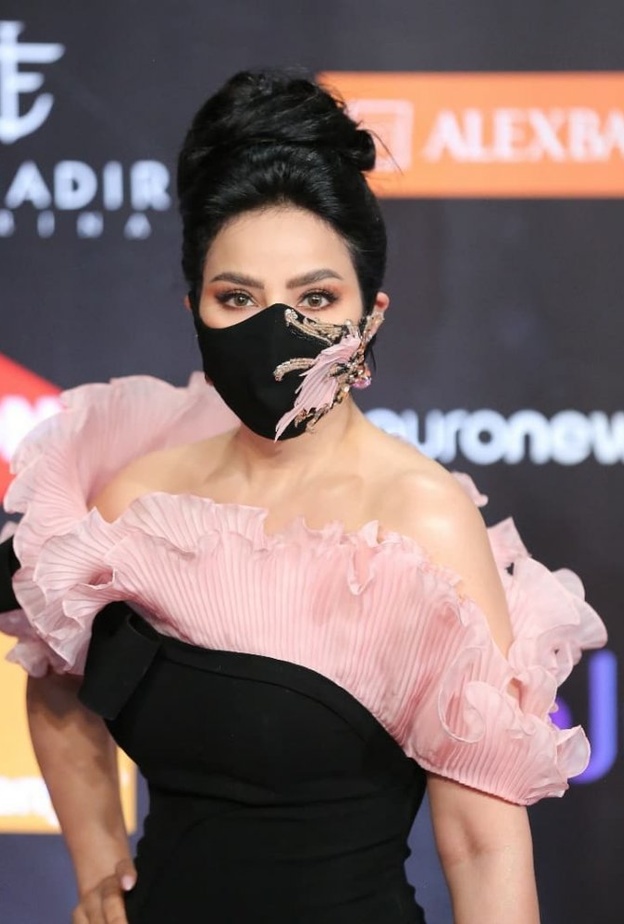  أطلت لجين بالكمامة المطرزة التي ناسبت فستانها الذي حمل توقيع المصمم شربل كرم