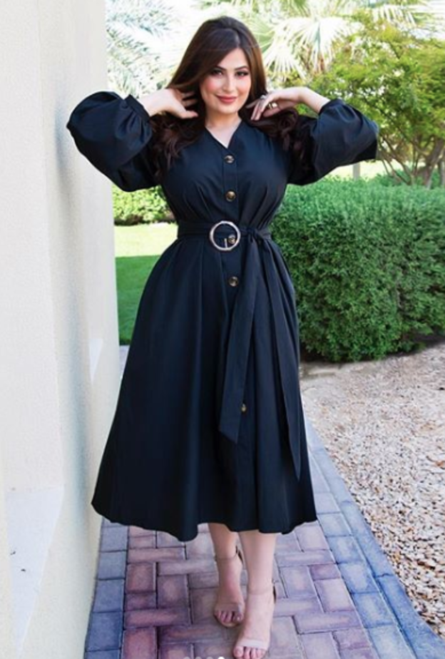 اطلالة أنيقة في فستان أسود اعتمدتها رؤى الصبان