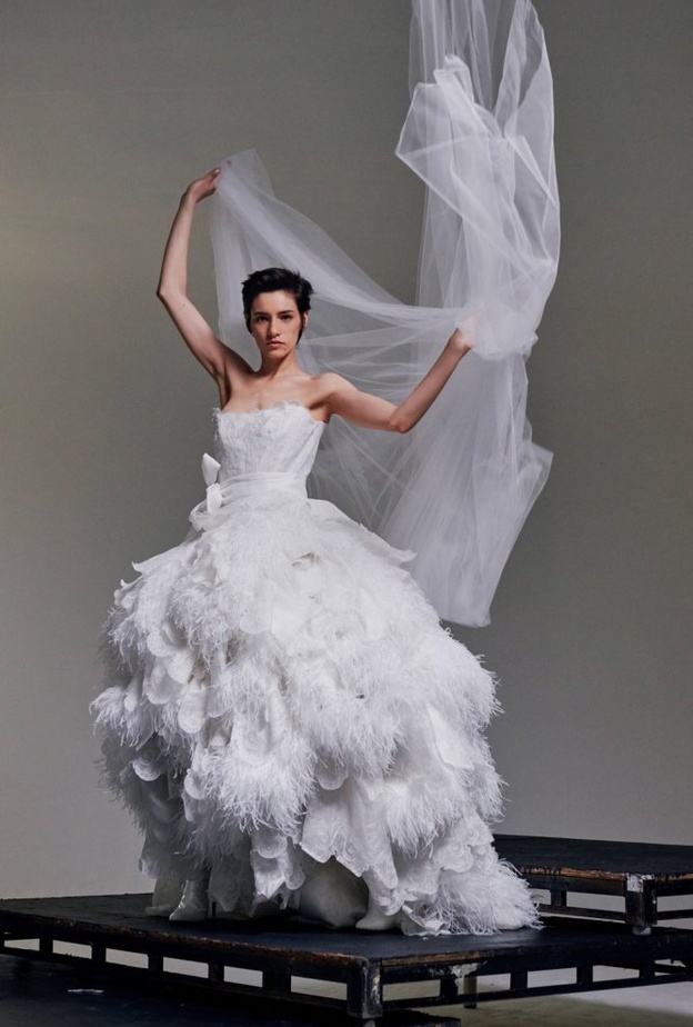 فساتين زفاف مزينة بالريش من vivienne westwood