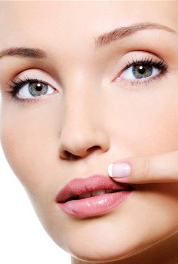5 وصفات طبيعية لإزالة سواد الشفاه