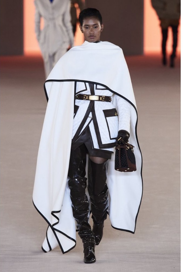 طرق ارتداء الوشاح الطويل بأسلوب الكاب من دار Balmain