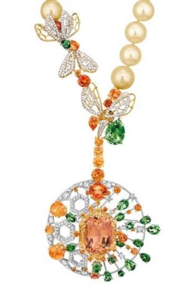 عقد من شوميه باحجار التسافوريت 