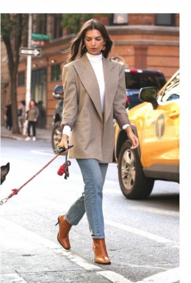 اطلالة خريفية ناعمة نسقتها ايملي راتاكاوسكي في الجينز والبليزر