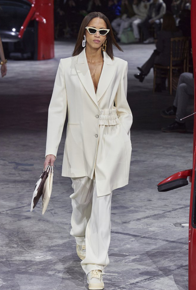  افكار ارتداء البدلات البيضاء الرسمية الواسعة من دار Off White