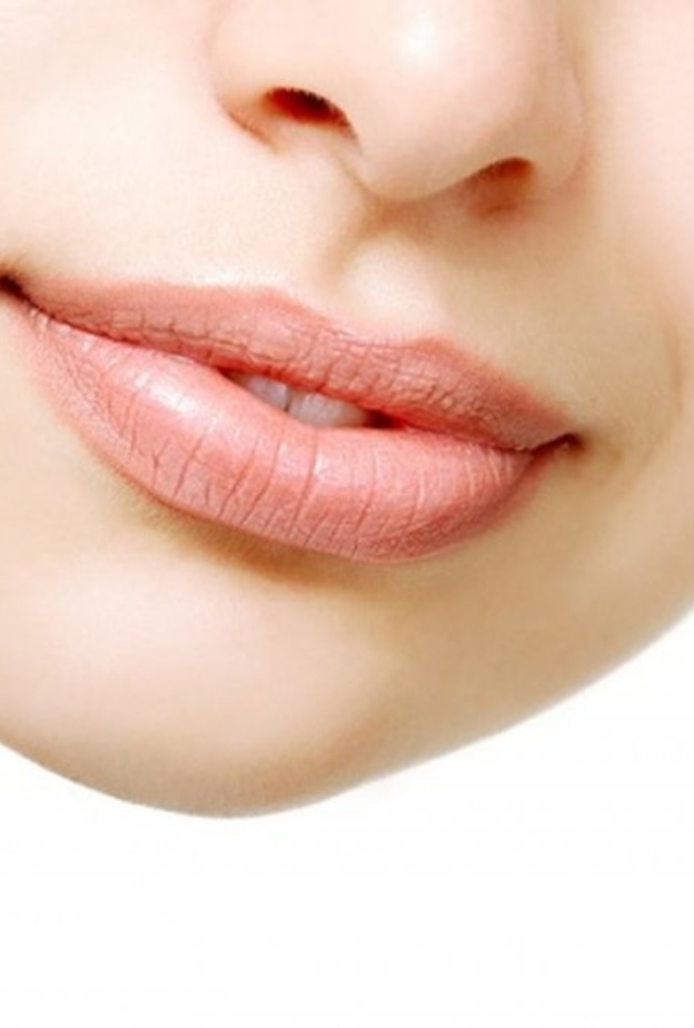 طبقي خلطة الليمون وزيت اللوز الحلو لتحصلي على شفايف وردية