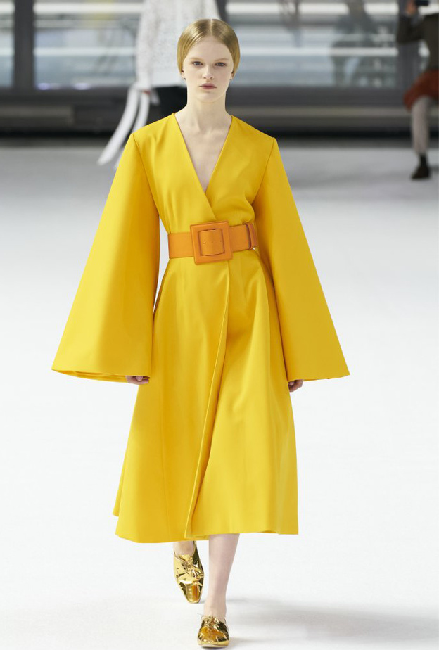 ازياء عصرية باللون الاصفر الليموني من دار Carolina Herrera