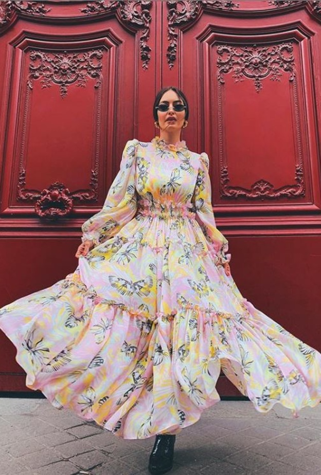 إطلالة ساحرة من تصميم Ralph and Russo بفستان مزيّن بالنقشات