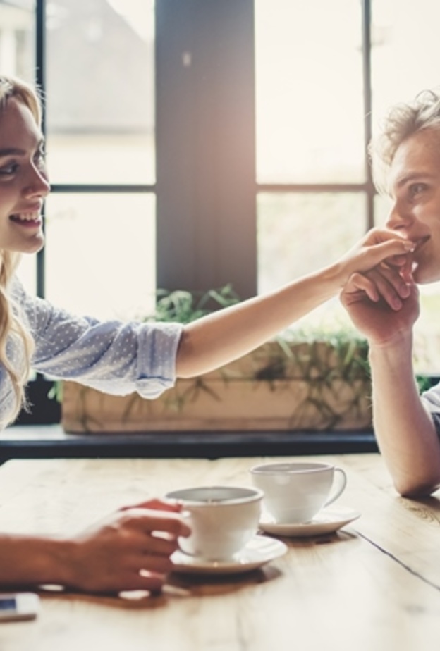 10 تصرفات تفضح إعجاب الرجل بالمرأة