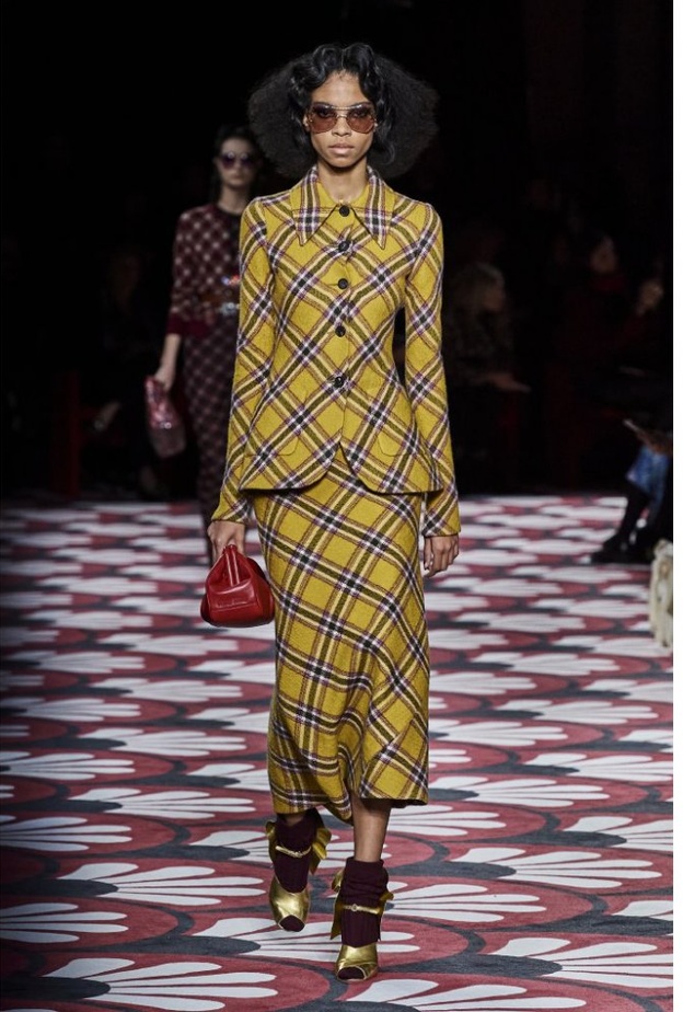 تنانير الكاروه الواسعة لاطلالات شتاء 2021من وحي دار Miu Miu