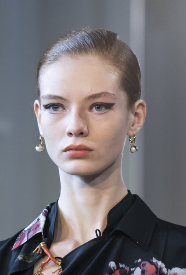  مكياج سموكي بلوني آيشادو من وحي دار Altuzarra