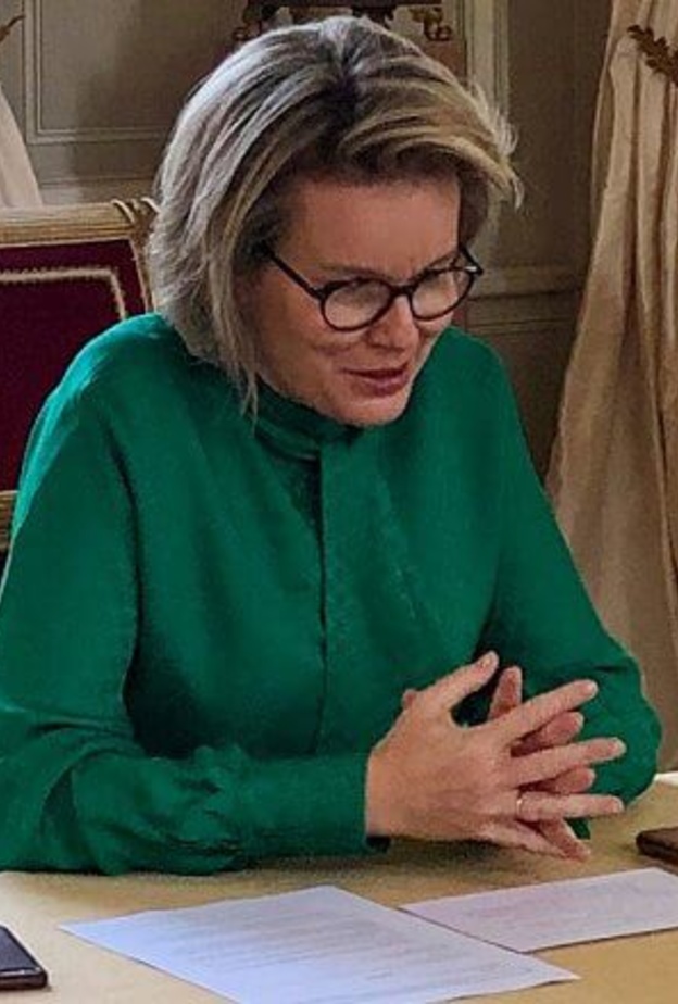 الملكة ماتيلد بإطلالة من كارولينا هيريرا