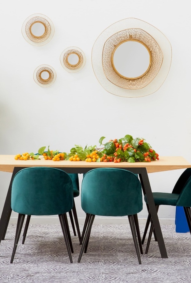 المخمل بلونه الزيتي الأنيق في تصميم كراسي غرفة الطعام