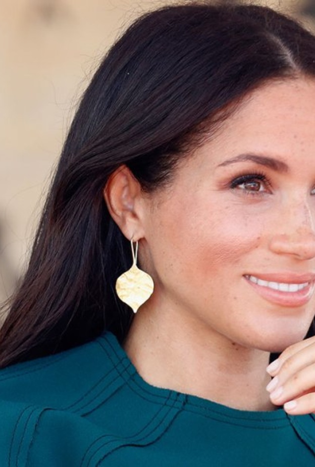 أفخم المجوهرات الملكية الناعمة من الذهب الأصفر التي تألقت بها سيدات القصر الملكي البريطاني