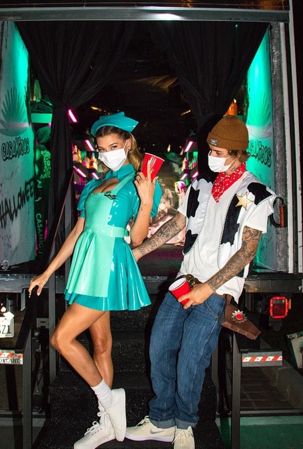 جاستن بيبر و هيلي بيبر في احتفالات الهالوين