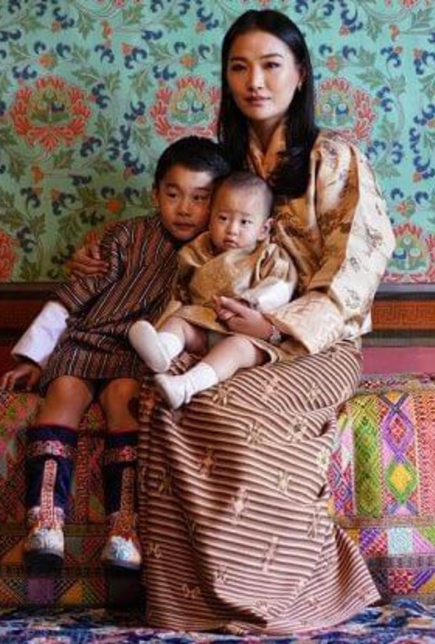 صور رسمية جديدة للعائلة المالكة في بوتان تضمنت صور لملك بوتان وزوجته