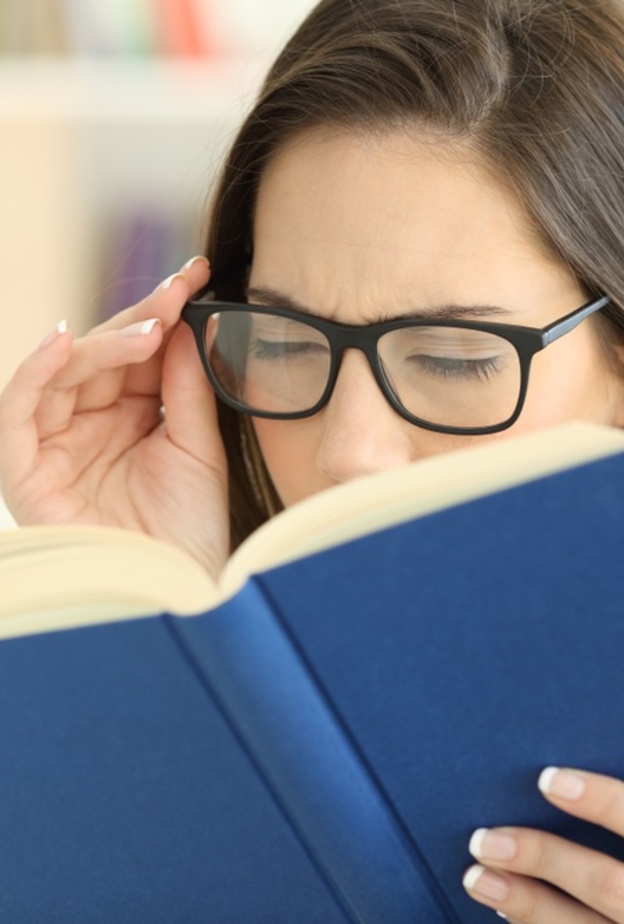 صعوبة التركيز على الاشياء القريبة من علامات طول النظر الشيخوخي