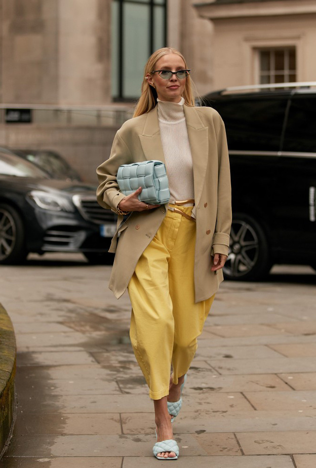 نسقي البنطلون الواسع الاصفر مع الألوان الحيادية