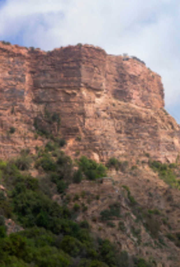 جبال شاهقة يكسوها اللون الأخضر في مشهد بديع 