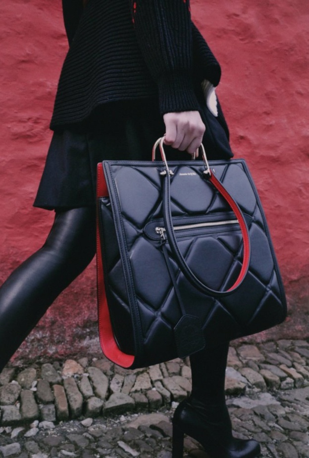 حقيبة "The Tall Story" من Alexander McQueen 