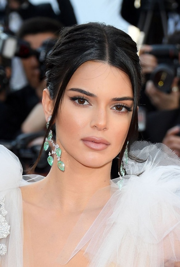  أروع إطلالات كيندال جينر الجمالية على الإطلاق