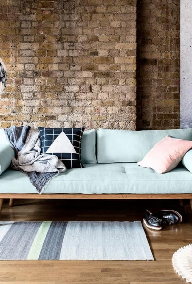 الجدران من الحجر الصرف لغرفة معيشة فريدة ومميزة