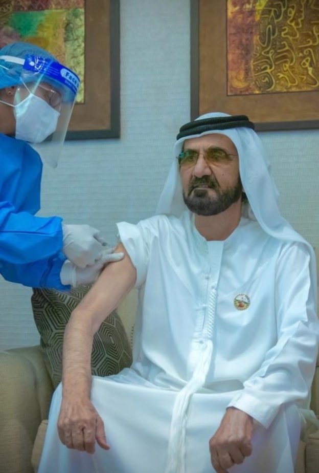 محمد بن راشد يتلقى لقاح فيروس كورونا