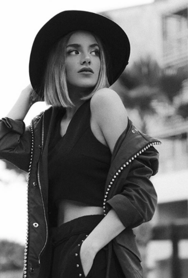 الكروب توب الشبابي نسّقته سينتيا مع جاكيت وسروال كاجوال وقبعة خريفية أنيقة