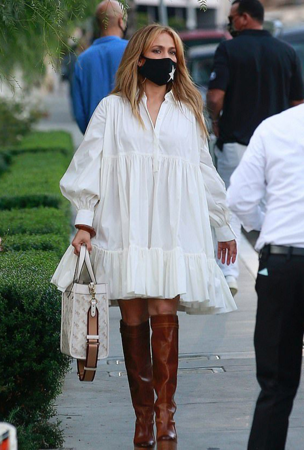 خطفت جينيفر لوبيز الأنظار بفستان أبيض تميّز بأسلوبه البوهيميّ