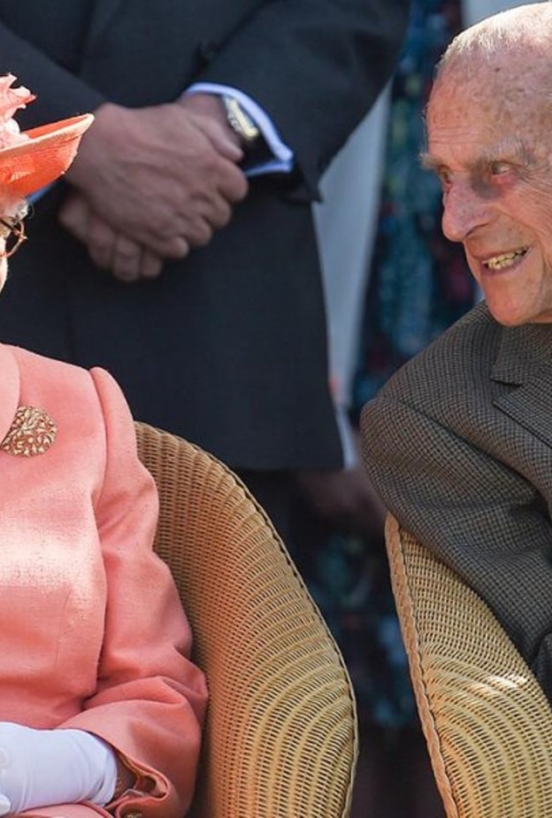 ملكة بريطانيا وزوجها يعودان معا إلى وندسور