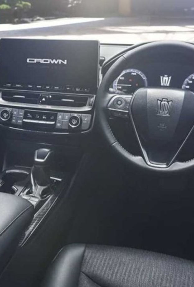 تويوتا ستطلق نسخ معدلة من سيارة Crown الفاخرة