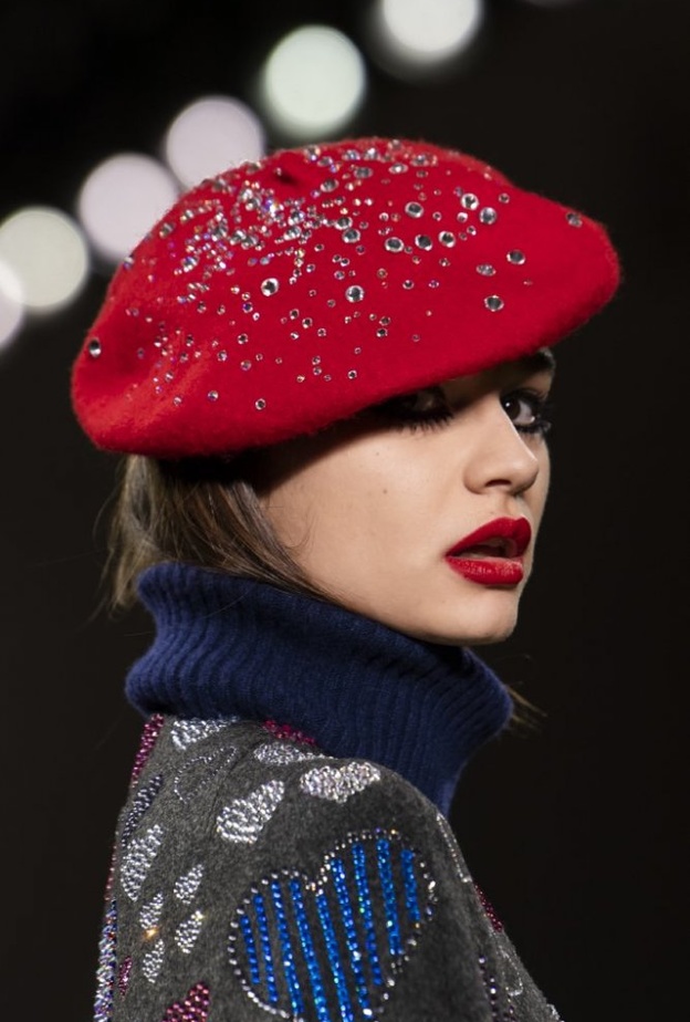  قبعات البيريه موضة 2021 باللون الاحمر من دار Libertine