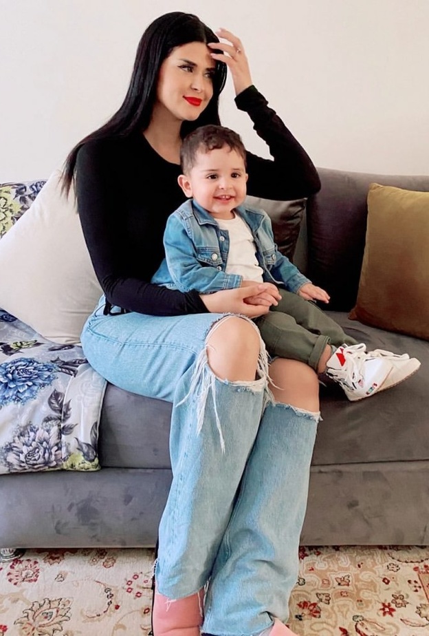 سلمى رشيد مع طفلها
