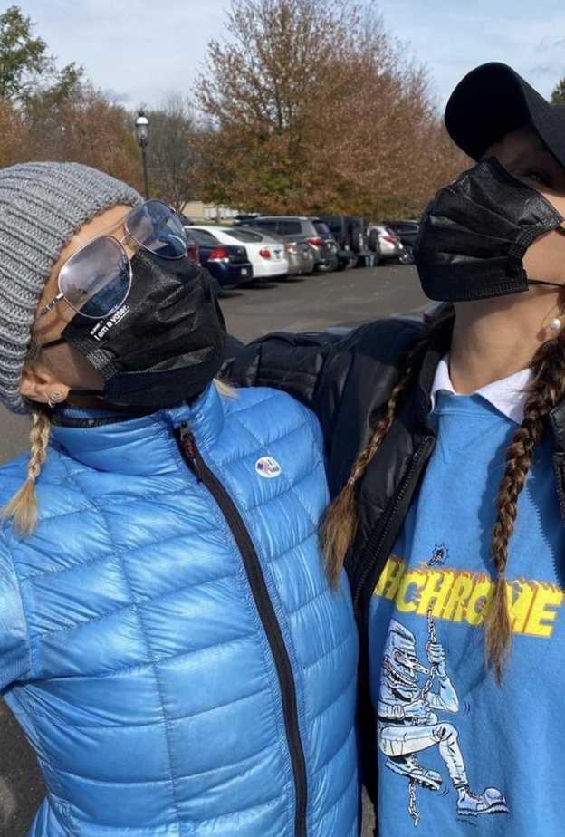 بيلا حديد تصطحب والدتها يولاندا لتصوت في الانتخابات الأمريكية لأول مرة