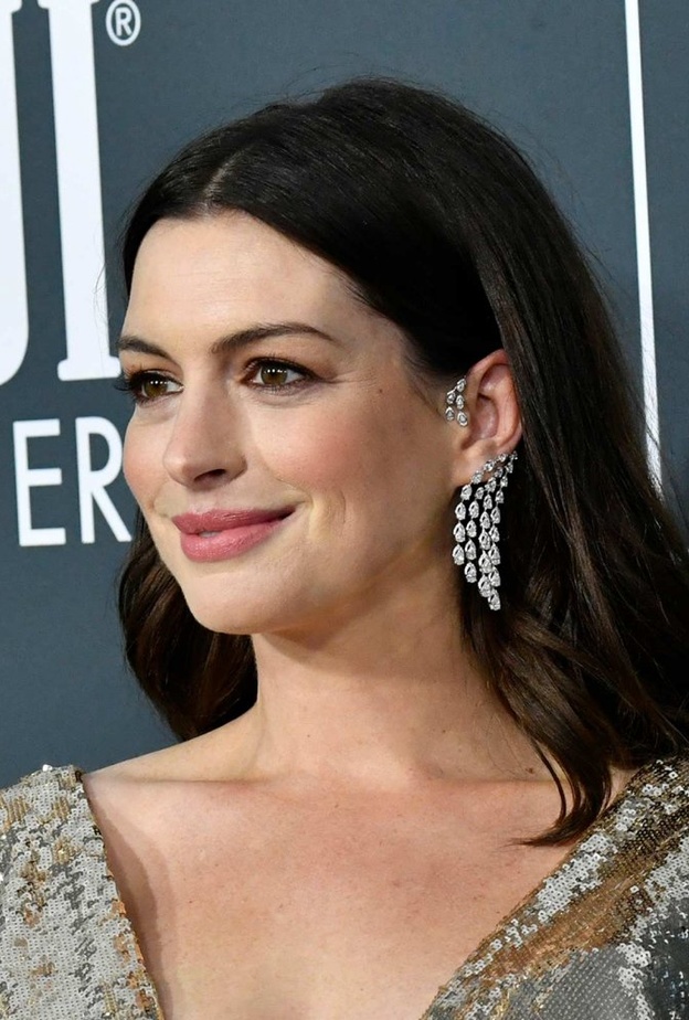 آن هاذاواي Anne Hathaway بمجوهرات ميسيكا