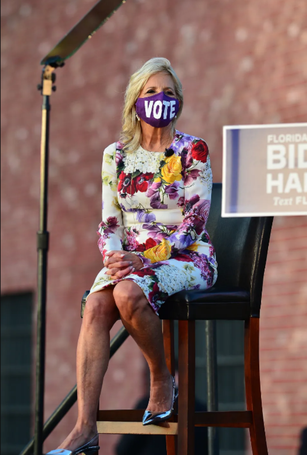 إطلالة بفستان بنقشة الورود الملونة