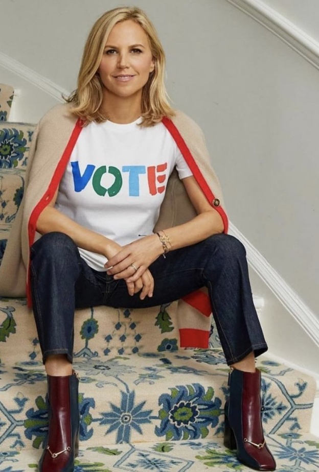  مصممة الازياء توري بورتش تشجع على التصويت من خلال حسابها الخاص على انستقرام