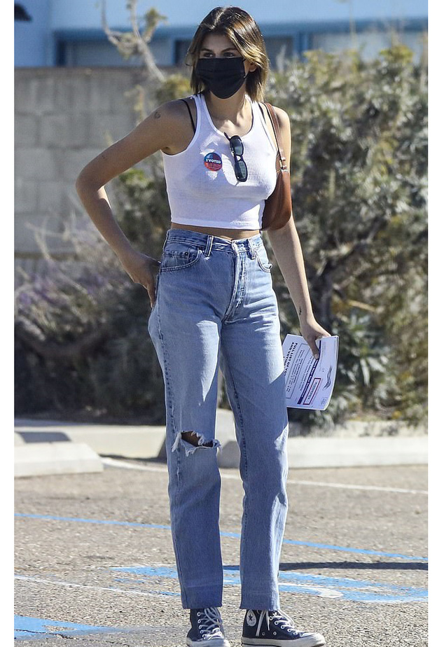 اطلالة كاجوال وشبابية للجميلة Kaia Gerber أثناء توجهها للتصويت