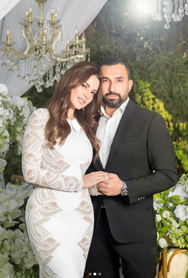 لقطة لدرة زروق مع عريسها