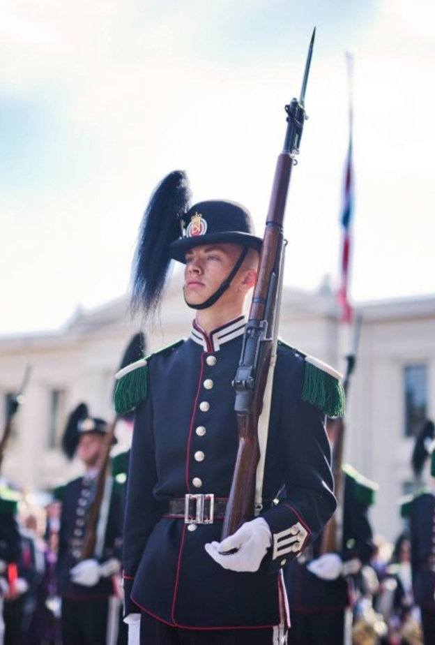 عدوى كورونا تطال حراس ملك النرويج