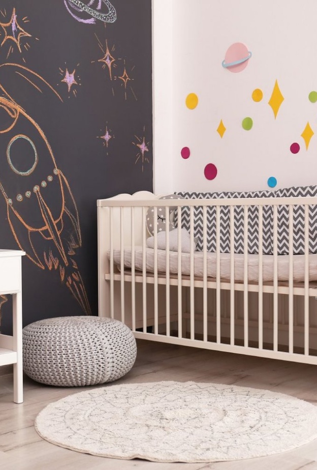  الألوان تضيف على ديكور غرفة الأطفال الرضع بلونها الأبيض لمسة من الحيوية