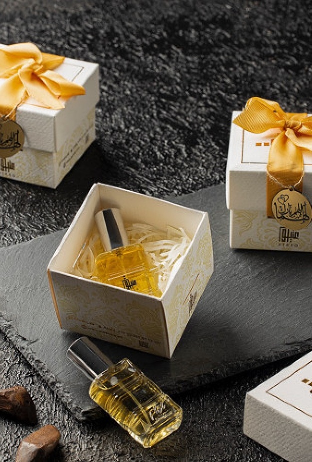  وزعي عطر العود الفاخر