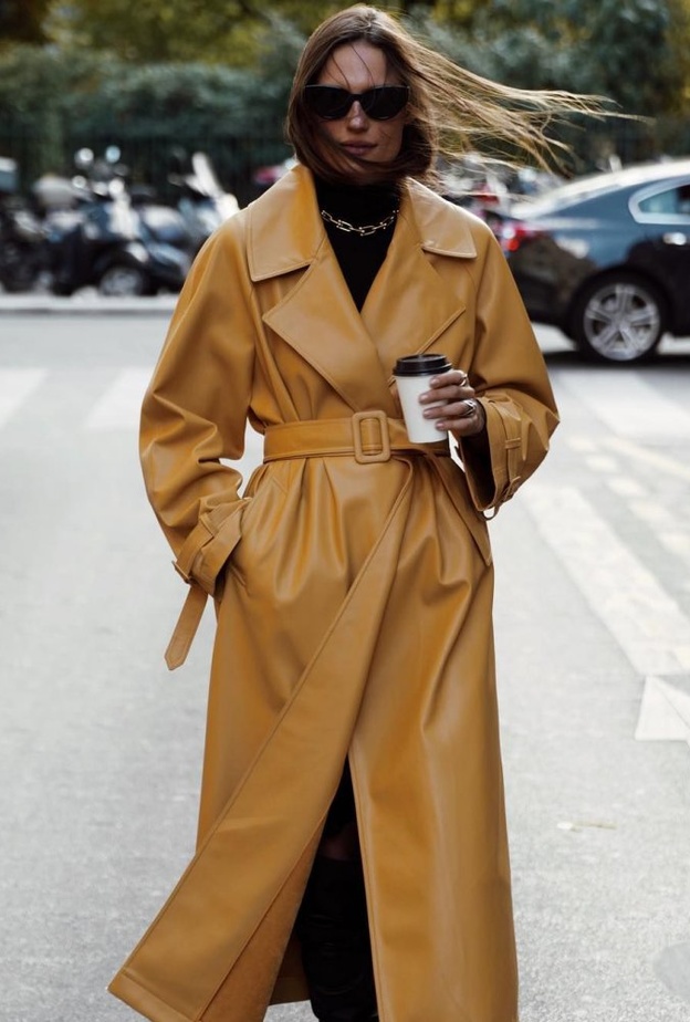 الوان خريفية دافئة من المعطف الجلد هذا الموسم