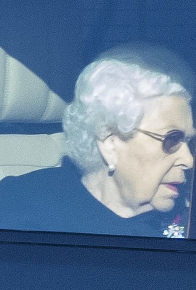 ملكة بريطانيا تظهر بملابس الحداد