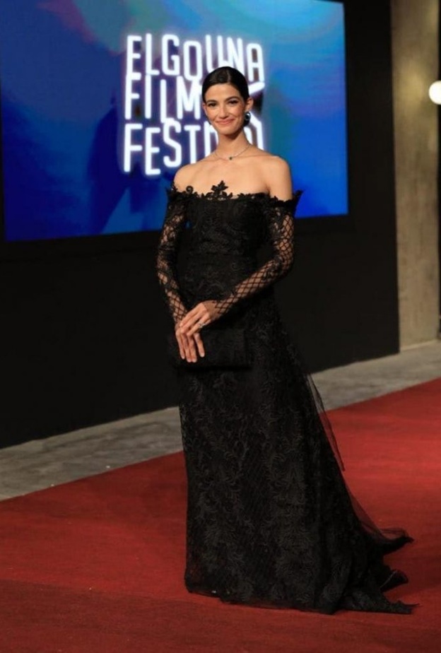 تارا عماد في فستان من الدانتيل باللون الأسود