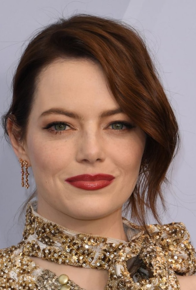 إطلالة كلاسيكية من وحي إيما ستون