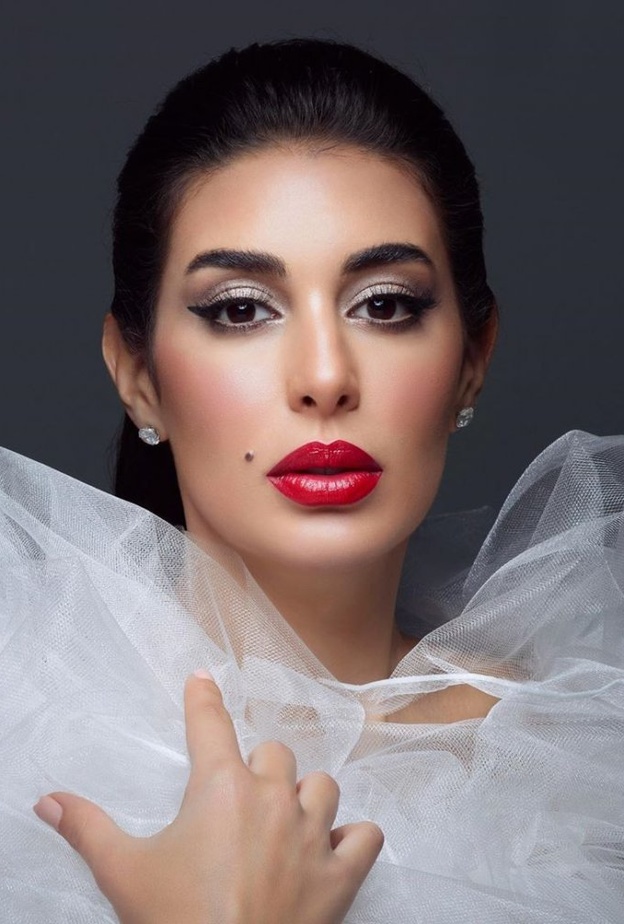 طريقة رسم الايلاينر العريض من وحي اطلالات ياسمين صبري الجمالية