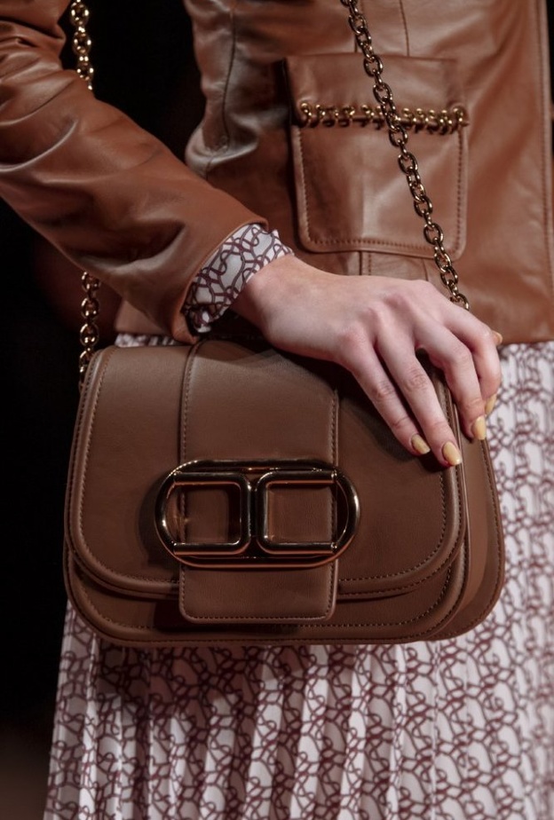 موضة اكسسوارات شتاء 2021 مع الحقائب البنية من Elisabetta Franchi