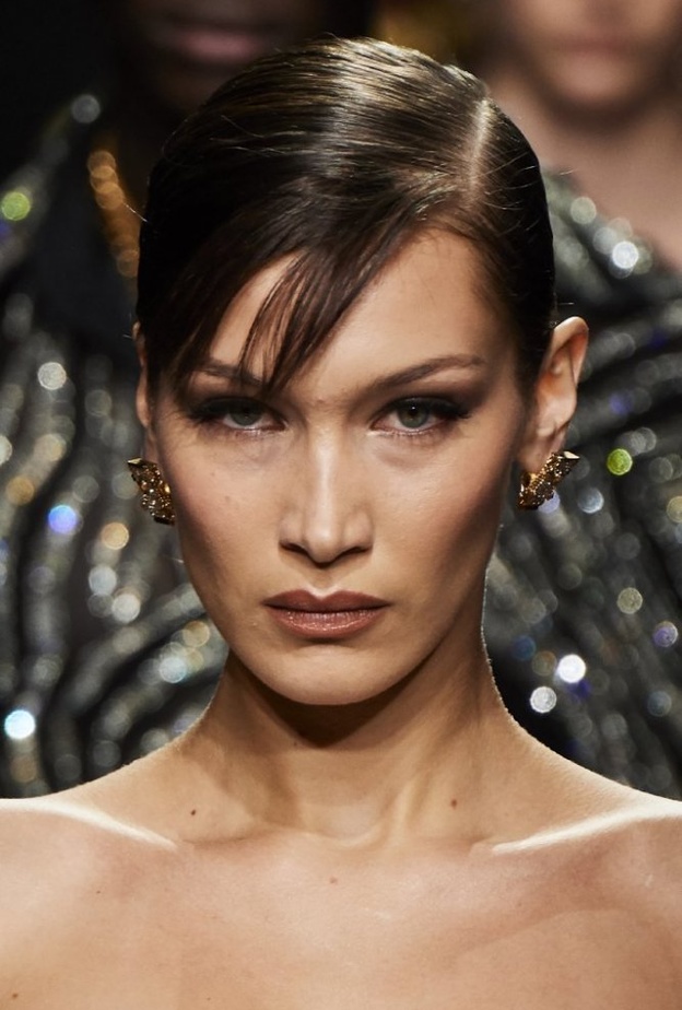  حيل بسيطة يمكن تطبيقها بالبلاشر البرونزي في شتاء 2021 من Versace